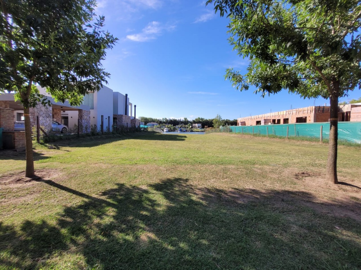 VENTA-LOTE AL RIO EN BARRIO NAUTICO SAN JUAN