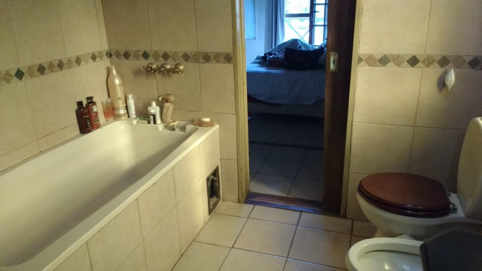 CASA-VENTA con amplio lote en Tortuguitas